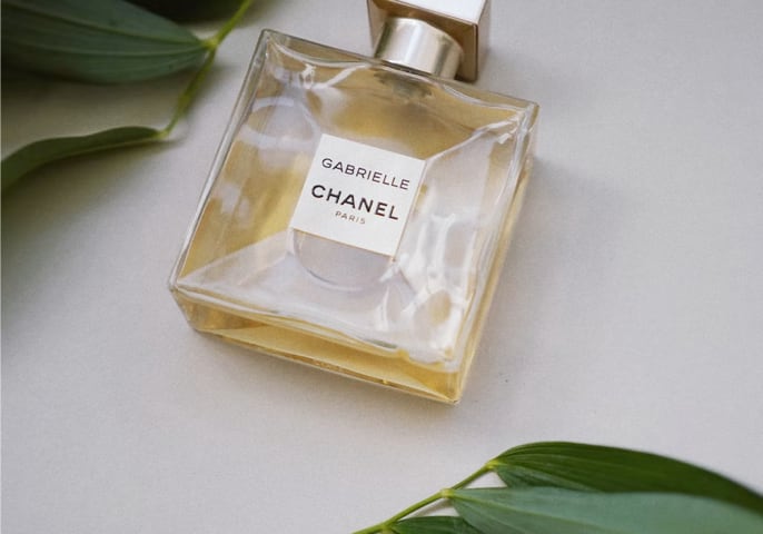 A luxury parfum in a leafy decor